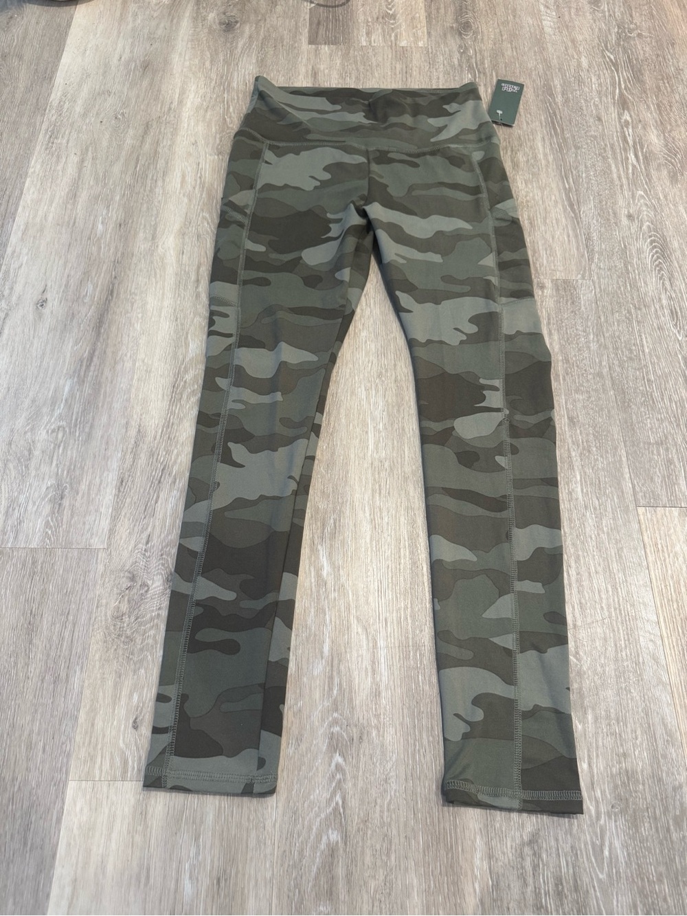NWT Wild Fable green camouflage ankle leggings w/ convenient side pockets
